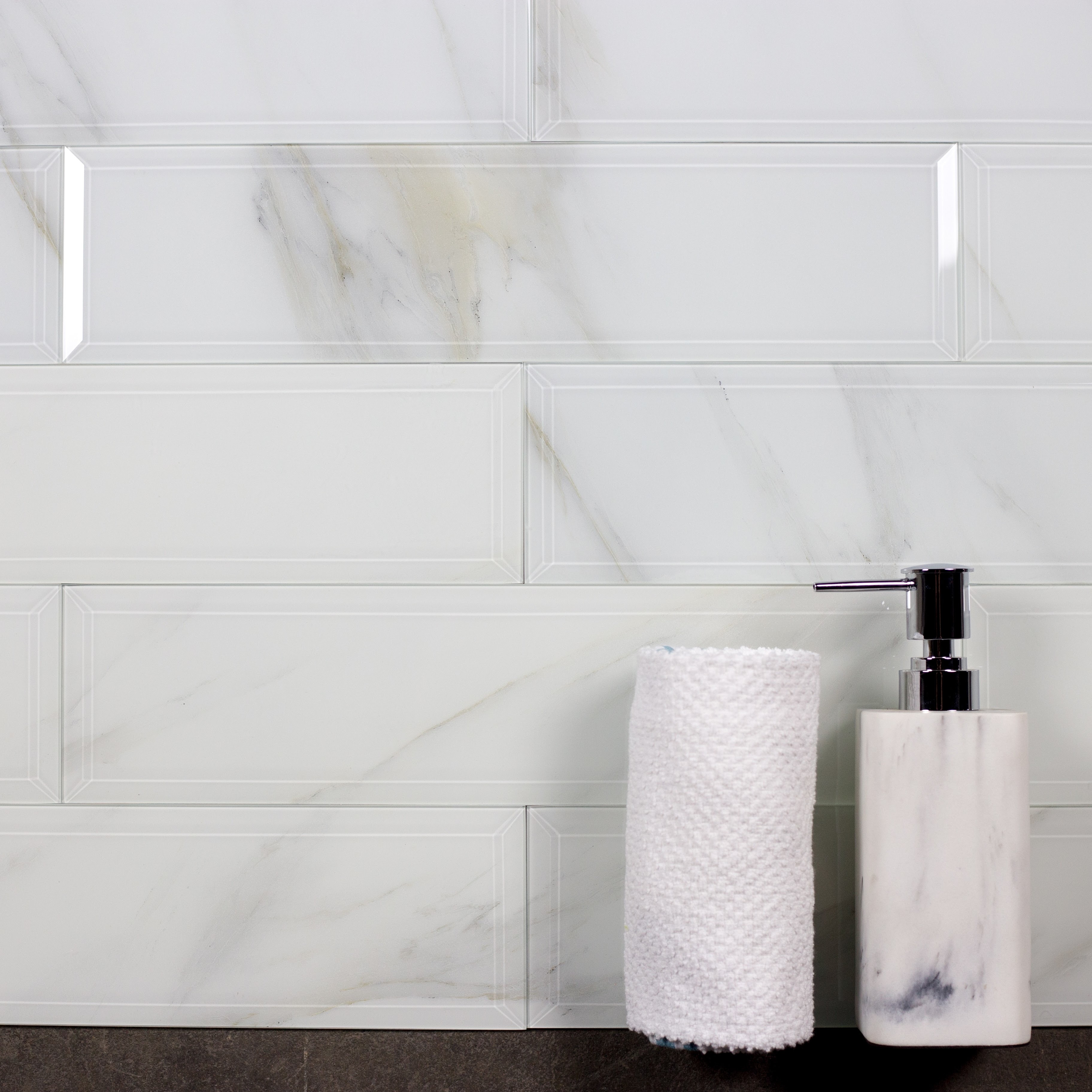 Calacatta Beveled Edge Glossy / 4"x16" / Glossy Nature Collection 0