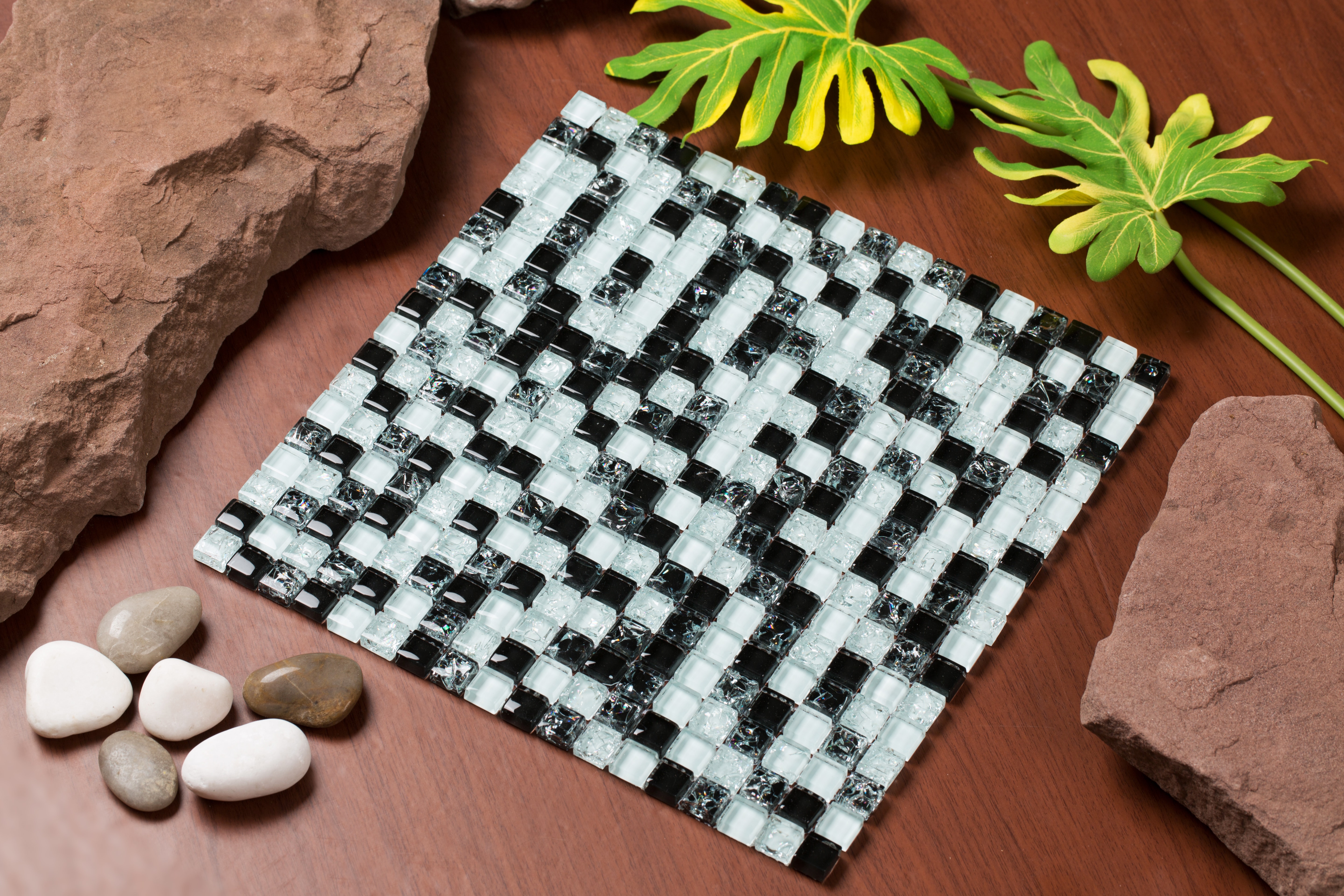 Black & WhiteVarying black and white iced glass and black and white shiny glass / 0.5"x0.5" Mesh Pess Series 0