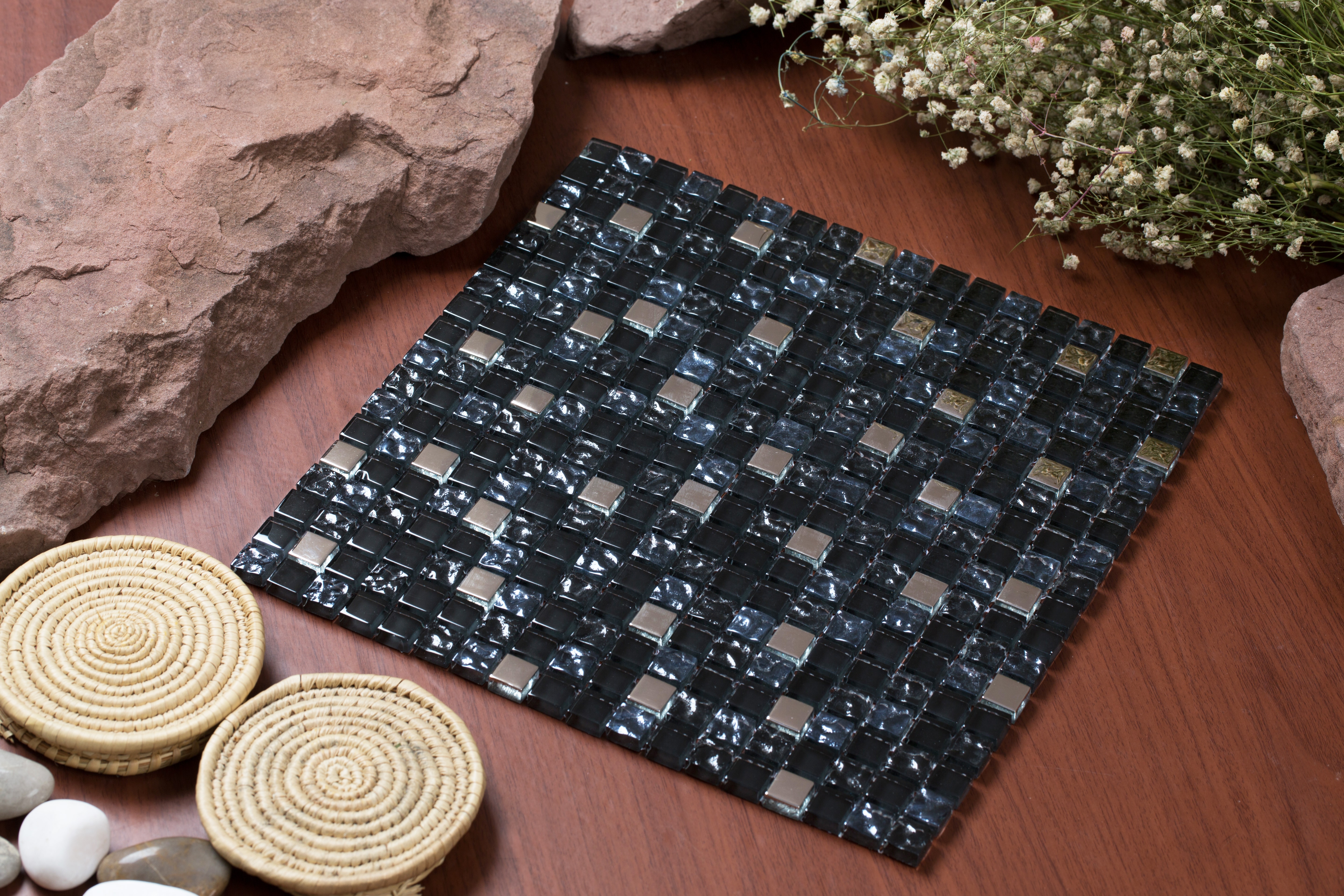 Varying black and blue iced glass and black and silver shiny glass / 0.5"x0.5" Mesh Pess Series 0