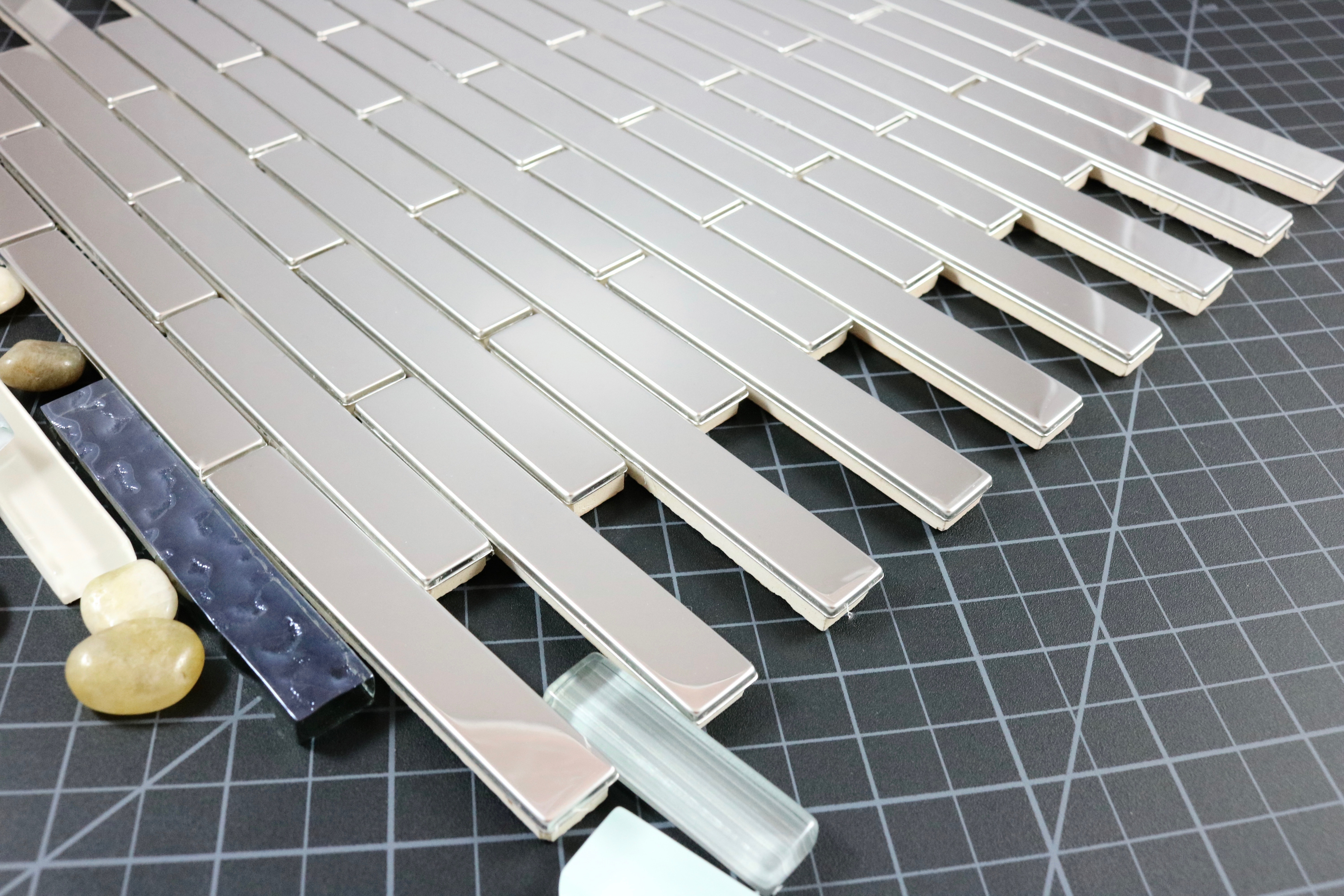 Shiny stainless steel / Interlocking Ariya Series 0