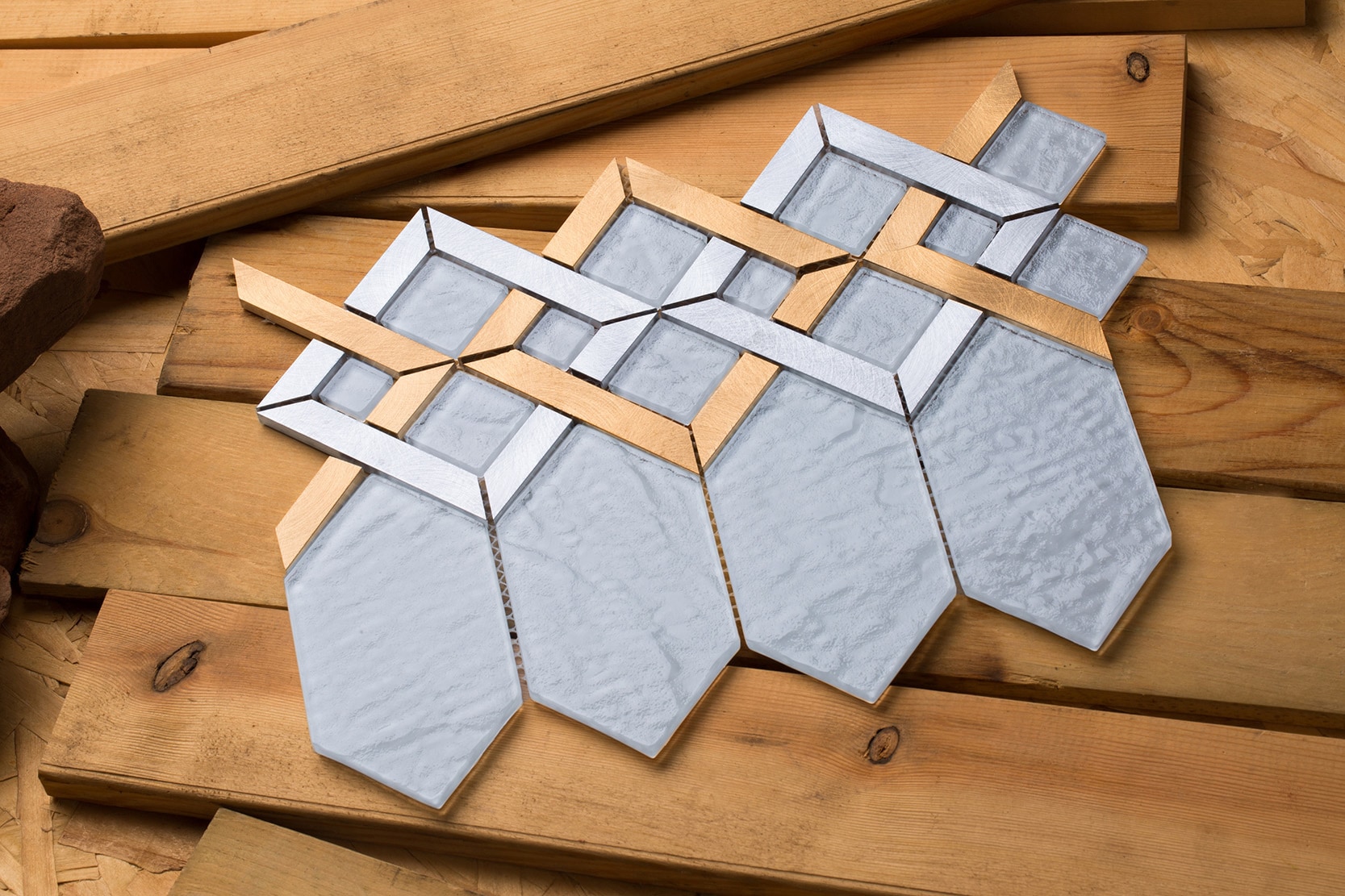 Super white glass coupled with silver and gold aluminum / Interlocking Hexa Series 0