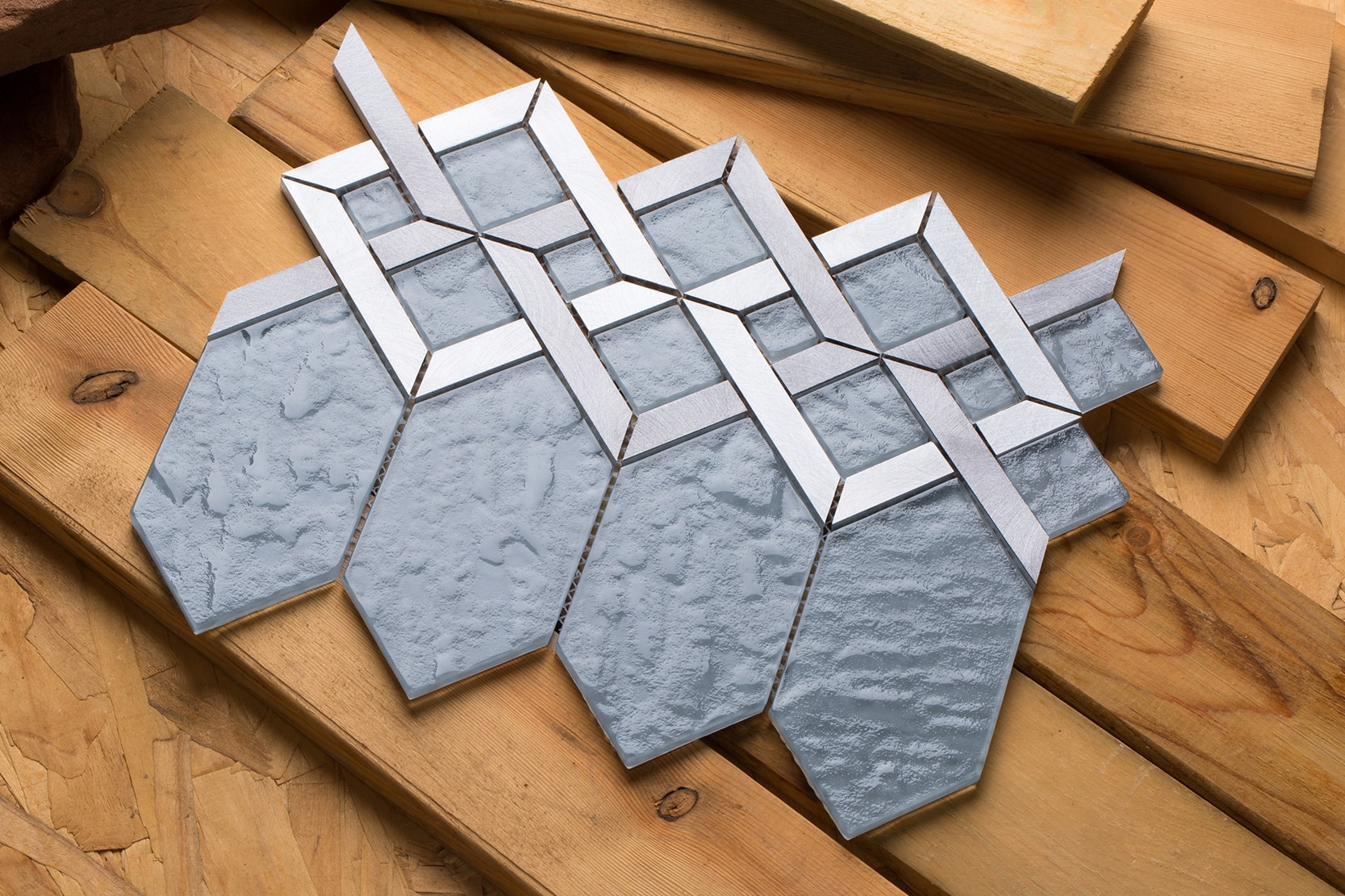 Slate gray glass coupled with silver and gray aluminum / Interlocking Hexa Series 0
